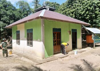 Bati Tuud Bersama Personil Koramil 02 Moro Lakukan Pengecatan Mussolah Nurul Iman Desa Sanglar