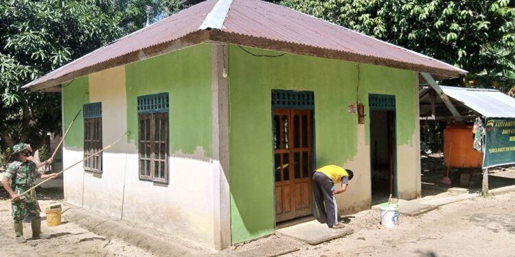 Bati Tuud Bersama Personil Koramil 02 Moro Lakukan Pengecatan Mussolah Nurul Iman Desa Sanglar