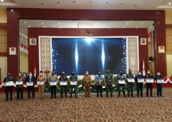 Gubernur Ansar Serahkan DIPA dan TKDD 2022