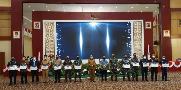 Gubernur Ansar Serahkan DIPA dan TKDD 2022
