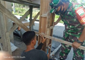 Kemanunggalan TNI Dan Rakyat, Kopda Alhafit Sadiqin Bantu Warga Pulau Moro Bangun Rumah
