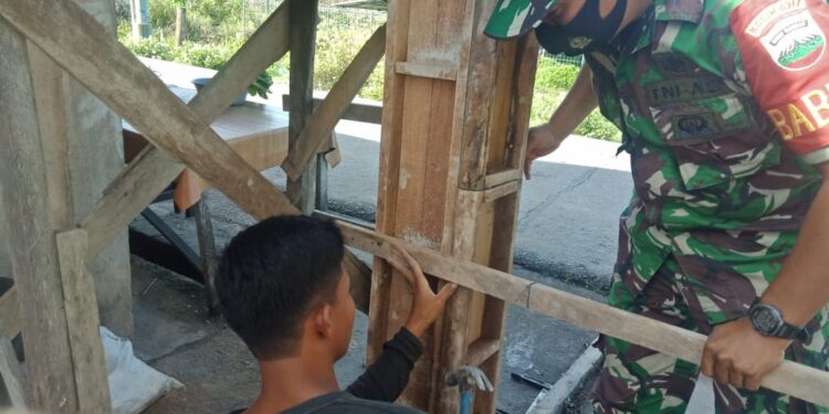 Kemanunggalan TNI Dan Rakyat, Kopda Alhafit Sadiqin Bantu Warga Pulau Moro Bangun Rumah