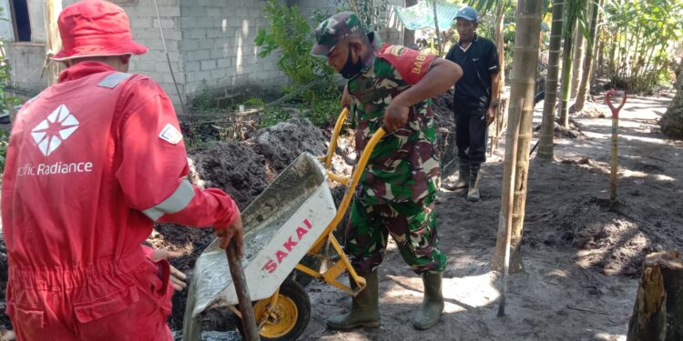 TNI Koramil 02 Moro /Kodim 0317 Aktif Bantu Warga Durai Bangun Drainase