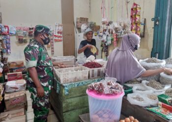 Pastikan Pedagang Patuhi Prokes 5M TNI Lakukan Komsos Dipasar Rakyat Moro