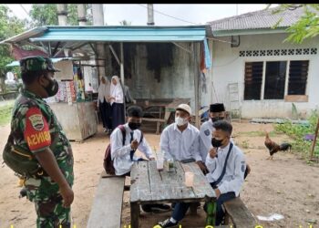 Koramil 02 Moro Lakukan Komsos Di Sekolah SMPN Satap Sugie