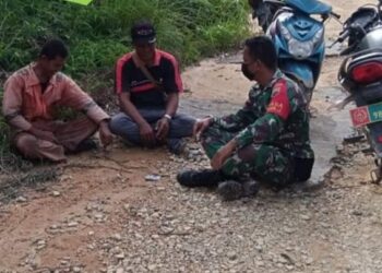 Serka M.Sitinjak Duduk Bersama Warga Desa Rawajaya Berbagi Pengalaman Hidup