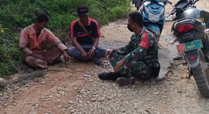 Serka M.Sitinjak Duduk Bersama Warga Desa Rawajaya Berbagi Pengalaman Hidup