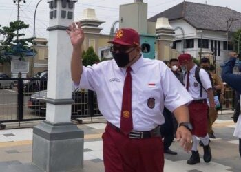 Demi Kunjungi Vaksinasi Anak Usia 6-11 Tahun, Wali Kota Dan Sekda Pakai Seragam SD