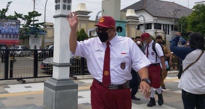 Demi Kunjungi Vaksinasi Anak Usia 6-11 Tahun, Wali Kota Dan Sekda Pakai Seragam SD