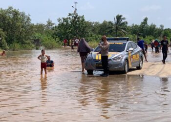 Waspada Banjir, Polsek Kuba Laksanakan Patroli.