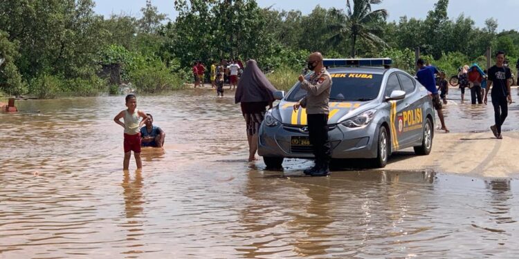Waspada Banjir, Polsek Kuba Laksanakan Patroli.