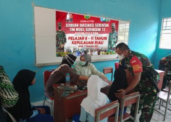 TNI Turut Serta Bantu Lakukan Suntik Vaksinasi Anak Di Moro Dan Durai Berjalan Lancar