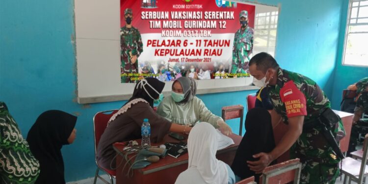 TNI Turut Serta Bantu Lakukan Suntik Vaksinasi Anak Di Moro Dan Durai Berjalan Lancar