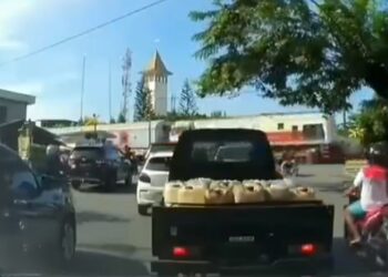 Nekat! Angkot Terobos Palang Rel Kereta Api, Supir Diamuk Massa