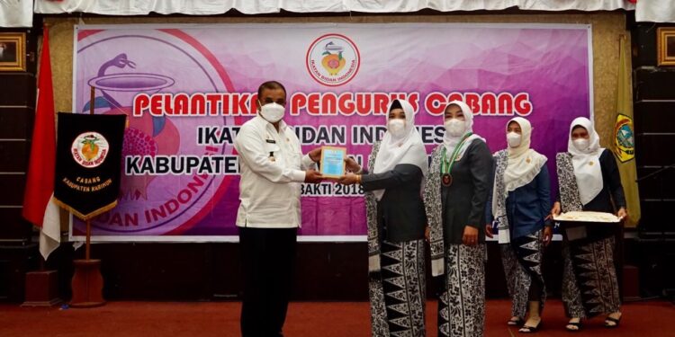 Disela-sela Pelantikan Pengurus IBI, Bupati Karimun Akui Bidan Telah Berperan Mensukseskan Prokes 5M