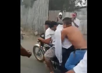Jasad Seorang Pria Dikeluarkan Dari Peti Mati, Dibonceng Pakai Motor Dan Diajak Touring