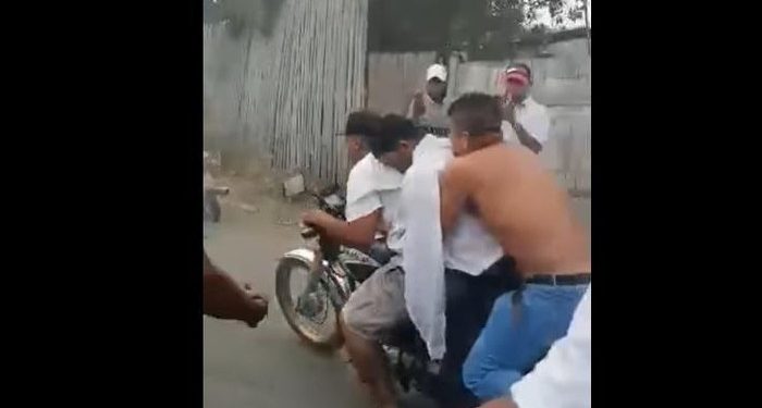 Jasad Seorang Pria Dikeluarkan Dari Peti Mati, Dibonceng Pakai Motor Dan Diajak Touring