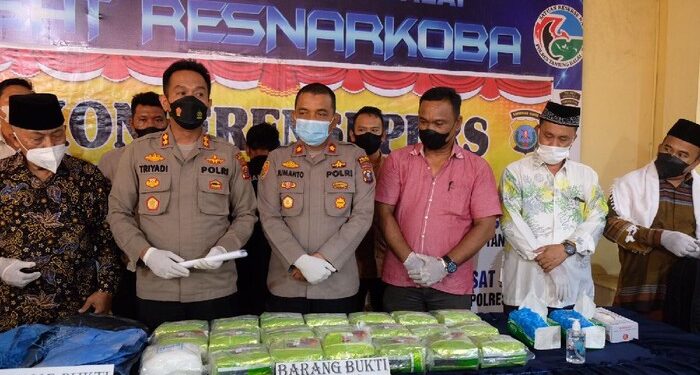 Nelayan Ditangkap Saat Akan Jual 22 Kg Sabu yang Ditemukan Ketika Melaut