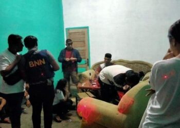 Ya Ampun! Sejumlah Oknum PNS Bersama 3 Wanita Muda Digerebek Tengah Asyik Pesta Narkoba Dan Minuman Keras