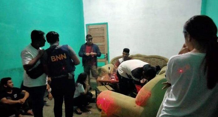 Ya Ampun! Sejumlah Oknum PNS Bersama 3 Wanita Muda Digerebek Tengah Asyik Pesta Narkoba Dan Minuman Keras