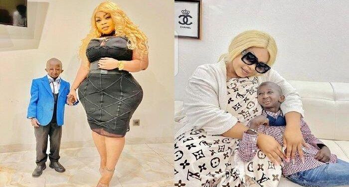 Dijuluki “Pasangan Imut”, Model Seksi Pilih Nikahi Kekasihnya Meski Punya Perbedaan Ukuran Tubuh