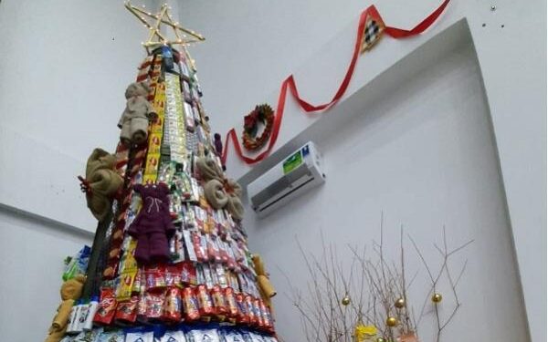 Unik! Bukan Cemara, Gereja Mewah Di Tangsel Ini Buat Pohon Natal Dari Sembako