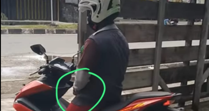 Keluarkan Alat Vital Dan Kocok Di Jalan, Aksi Pria Pengguna Jalan Viral Di Medsos