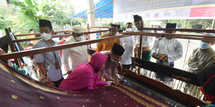 Bupati Karimun Kunjungi Pelatihan Tenun Songket Karimun Di Desa Perayun.