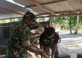Koramil 02 Moro Bantu Warga Pembuatan Batu Bata Di Desa Sugie