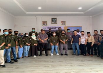 Kejaksaan Negeri Karimun Di Moro Lakukan Kunjungan Kerja Dan Kegiatan Sosial Dengan Berbagi Sembako Di Durai