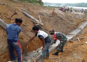 Koramil 02 Moro Kodim 0317 Bantu Warga Pasang Tembok Penahan Tanah Di Kp Ladi Moro