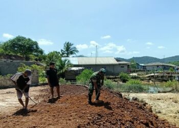 Kepedulian TNI Bantu Ratakan Tapak Pondasi Rumah Warga Di Moro