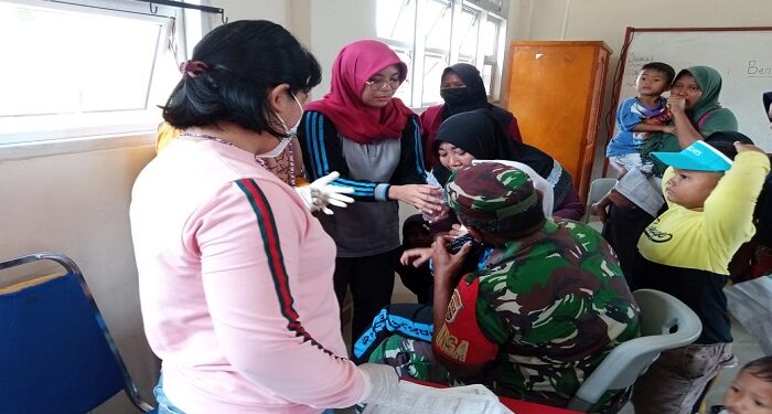 Perjuangan Babinsa Dalam Membantu Vaksinasi Anak Di Moro