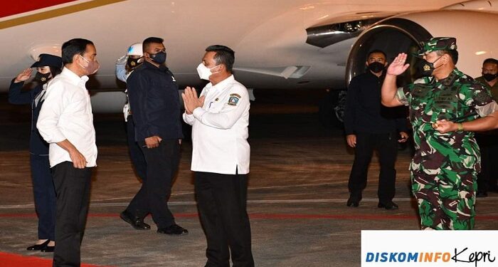 Presiden Jokowi Dan 7 Menterinya Tiba Di Bintan