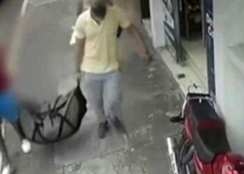 Mantan Polisi Terekam CCTV Gotong Mayat PSK, Temannya Mengaku Tidak Tahu Isi Tas