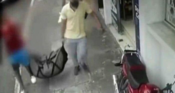 Mantan Polisi Terekam CCTV Gotong Mayat PSK, Temannya Mengaku Tidak Tahu Isi Tas