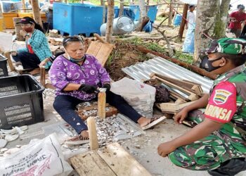 Serda Guslim Bersama Serka Mula Sinaga Lakukan Komsos Bagi Pekerja Serabutan Kelapa Di Wilkum Moro