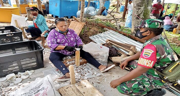 Serda Guslim Bersama Serka Mula Sinaga Lakukan Komsos Bagi Pekerja Serabutan Kelapa Di Wilkum Moro