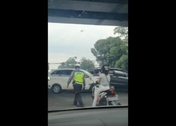 Polda Metro Jaya Selidiki Kasus Pemotor Perempuan Acungkan Jari Tengah ke Polisi