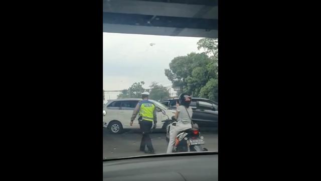 Polda Metro Jaya Selidiki Kasus Pemotor Perempuan Acungkan Jari Tengah ke Polisi