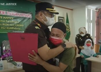 Sujud Syukur Ayah Curi HP buat Sekolah Online Dibebaskan Kajari Pangkalpinang