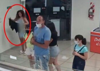 Diusir Pemilik Toko Karena Tak Menggunakan Masker, Wanita Ini Malah Merobek Gaunnya