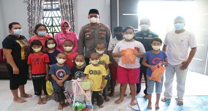 Kapolres Karimun Bersama Ketua Bhayangkari Cabang Karimun Melaksanakan Bhakti Sosial Ke Panti Asuhan