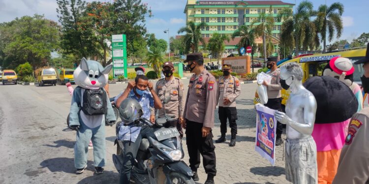 Cegah Penyebaran Virus Covid 19, Polres Karimun Bagikan 1000 Masker