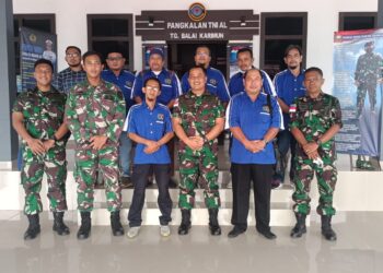 Danlanal TBK Letkol Laut (P) Joko Santosa Terima Penghargaan dari PWI Karimun