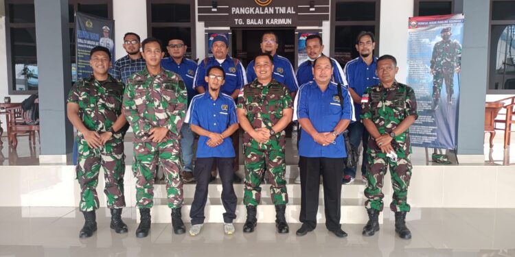 Danlanal TBK Letkol Laut (P) Joko Santosa Terima Penghargaan dari PWI Karimun