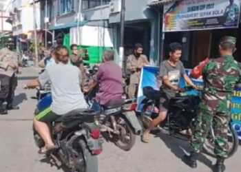 TNI Bersama Unsur Pimpinan Kecamatan Moro Lakukan Sosialisasi Patuh Prokes Sambil Berbagi Masker