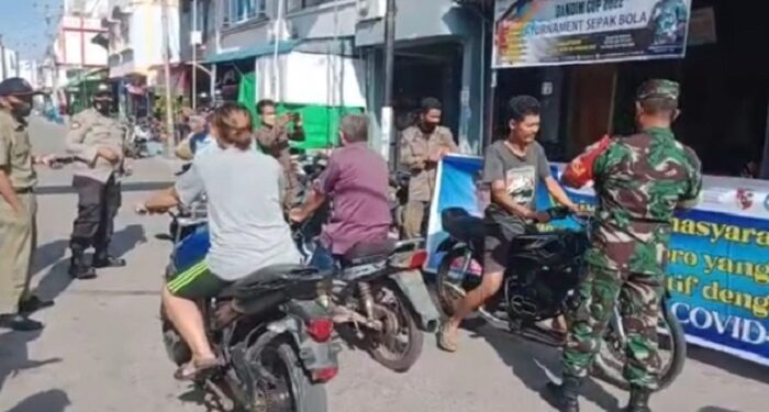 TNI Bersama Unsur Pimpinan Kecamatan Moro Lakukan Sosialisasi Patuh Prokes Sambil Berbagi Masker