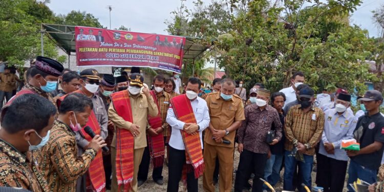 Galeri Foto ! Gubernur Kepri Bersama Bupati dan Ketua DPRD Karimun Letakkan Batu Pertama Pembanguan Sekretariat PBKK
