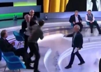 Debat Live di Televisi, Politikus Pro-Rusia Dipukul Jurnalis hingga Ambruk